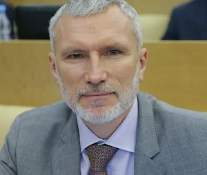 Состав переговорной группы наглядно демонстрирует, что верховный главнокомандующий относится к ним как к новому раунду тех, что проходили там же, в Стамбуле, в 2022 году. Понятно, что начальные условия теперь будут иными, исходя из тех реалий, что сложились на земле, а там Российская армия метр за метром продолжает освобождать посёлки и города от украинских нацистов.