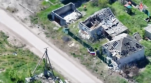 Минобороны опубликовало видео поднятия флага России над Торским в ДНР
