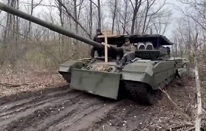 Танк помог доставить православный крест до окопного храма в зоне СВО