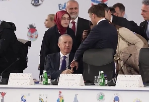 Эрдоган агрессивно схватил Макрона за палец при лидерах ЕС. Почему началась мини-битва