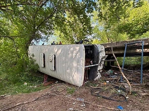 Автобус с пассажирами слетел с трассы и перевернулся под Воронежем, есть пострадавшие