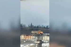 Повисший на «самом опасном мосту в России» грузовик попал на видео