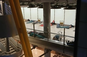 Мадридский аэропорт превратился в пристанище для сотен бомжей и наркоманов