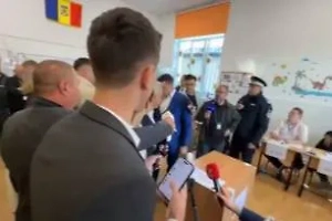 Скандал на выборах в Румынии: Полиция выгнала с участка фаворита гонки Симиона 