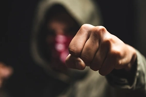 Слепой мужчина пострадал после драки с охранниками московского клуба в Митино