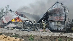 В Барнауле локализован крупный пожар на складе, охвативший 900 квадратных метров