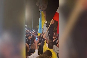 «Это Польша!» Поляки начали под аплодисменты срывать украинские флаги