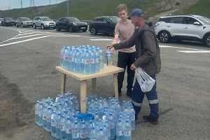 В очереди на подъездах к Крымскому мосту начали раздавать питьевую воду