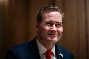 СМИ узнали об отставке попавшего в скандал с чатом о хуситах советника Трампа