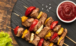 Себя не ругаем: Диетолог объяснила, что за лишние килограммы набираются на майских праздниках