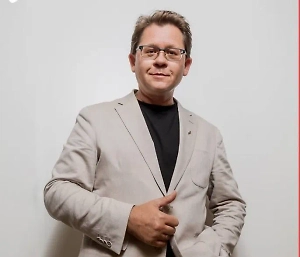 Чем опасна толпа? Она опасна своей непредсказуемостью. Когда на относительно небольшой или большой территории собирается много-много людей, то достаточно какого-то небольшого события, какой-то паники локальной, чтобы она переросла на всю толпу. И тогда уже есть вероятность получить и серьёзные повреждения, и даже погибнуть.