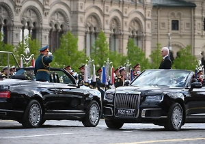 В Кремле ответили на угрозы Макрона и Стармера после Парада Победы