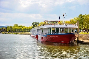 Круиз окончен: Теплоход со 127 немцами едва не потонул, столкнувшись с баржей во Франции