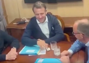 «Ездили к поставщику?» Макрон и Мерц спалились с «белым порошком» в поезде из Киева