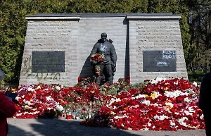 Бастрыкин приказал возбудить дело за осквернение «Бронзового солдата» в Эстонии