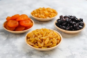 Опасный блеск: Life.ru узнал, как правильно выбрать и обработать сухофрукты, чтобы не отравиться