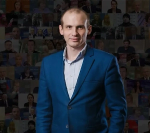 Макрон в своём стиле. Как минимум, он отлично манипулирует Зеленским, потому что оба являются обладателями истероидного психотипа, для которого эмоциональная вовлечённость очень важна. И здесь Зеленский очень рад, что его обнимает президент Франции, поддерживает. Для него это является очень важным подспорьем продолжать делать то, что они делают. В данном случае личное важнее, чем стратегическое будущее.