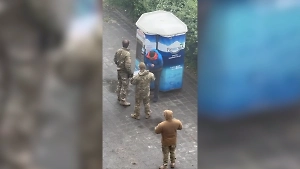 В Харькове сотрудник ТЦК дважды ударил молодого украинца при проверке документов