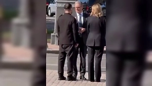 «Прикид с Парижу»: «Модные» штаны Зеленского наделали шума в Сети