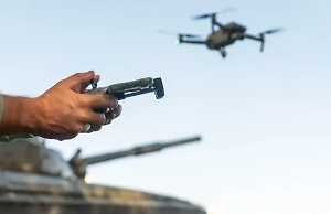 В Белгородской области украинский FPV-дрон ударил по грузовому автомобилю с мирным жителем