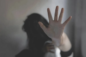 «Увезли какие-то мужчины»: Найденную мёртвой на заборе в Перми девушку могли изнасиловать