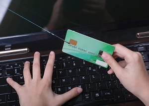 МВД предупредило с новой схеме аферистов с незванным зачислением на карту