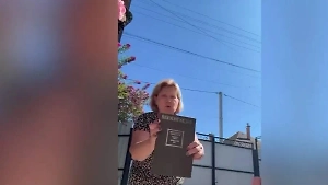 Украинка обматерила книги русских классиков и порвала их на макулатуру