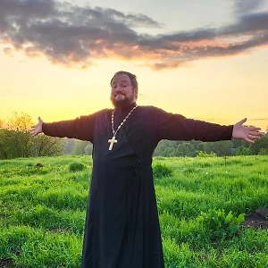 История иконы Божией Матери «Нечаянная Радость» связана с преданием о некоем грешнике, который имел обычай молиться перед образом Богородицы. Однажды во время молитвы он увидел, что у младенца Иисуса открылись раны на руках, ногах и в боку, как на кресте. Изумлённый грешник спросил Богородицу о причине этих ран, и Она ответила, что это от его грехов и грехов всего человечества. Грешник в ужасе стал молить Богородицу о прощении, и Она долго умоляла Сына Своего о помиловании грешника. В конце концов Иисус Христос простил его ради молитв Своей Матери.