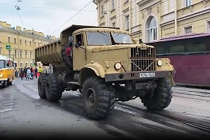 Петербург поразил своим размахом парада ретротранспорта
