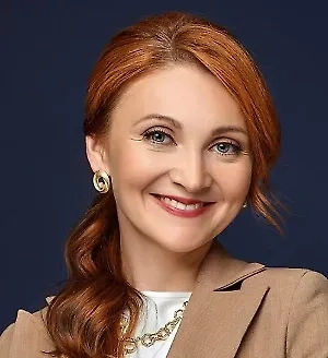 С точки зрения этикета, ни телефон, ни ключи, ни солнцезащитные очки не должны находиться на столе. Причина простая – это негигиенично. Соответственно, вы не знаете уровень щепетильности вашего собеседника, партнёра по встрече, и ваш телефон, находящийся на столе, может вызвать недоумение у человека.