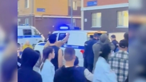 «Гори в аду, ублюдок!»: Турка-убийцу из Казани вывели из подъезда под крики разъярённой толпы