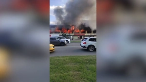 Здание ТЦ в Королёве уже полностью охвачено огнём