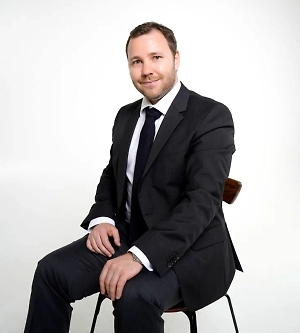 Как правило, симптоматикой здесь выступают тошнота и светобоязнь. Если говорить о частом возникновении мигрени, то при отсутствии лечения она, действительно, способна привести к ухудшению зрения как на кратковременный период, так и на длительной основе.