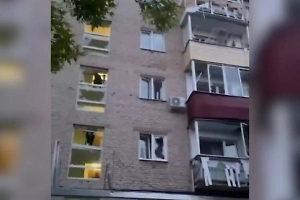 «Раскурочило весь подъезд»: Появились кадры последствий падения обломков дрона на дом в Туле
