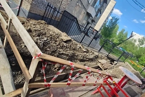 Без ограды и знаков: 17-летний юноша погиб, упав в яму на теплотрассе в Новосибирске