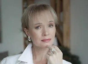 Дело в том, что когда мы спим, то мы расходуем жидкость, мы же не пьём в течение всей ночи. И всё равно, даже если мы не сильно потеем, у вас всё равно есть испарение — и организм обезвоживается. И часто это состояние обезвоживания, даже такого латентного, скрытого, может вызывать чувство усталости и невозможности сконцентрироваться, потому что прежде всего, конечно, от обезвоживания страдает мозг.