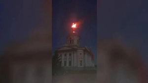 Крест остался нетронутым: Горящий после атаки ВСУ купол собора под Тулой попал на видео