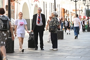 Шорты и рюшечки против КПД: Правила дресс-этикета для офисного планктона в жару +30