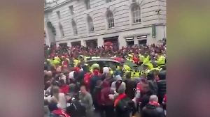 Автомобиль протаранил толпу футбольных фанатов в центре Ливерпуля