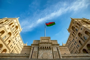 «Абсурдные обвинения»: Матери задержанных в Баку россиян вышли на связь после ареста сыновей