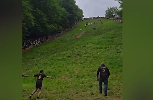 В Великобритании прошла ежегодная экстремальная гонка за сыром