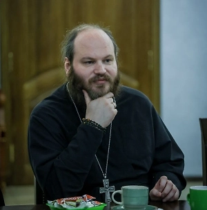 Идея о памятнике павшим воинам пришла мне в голову после того, как осенью прошлого года погиб мой друг во время специальной операции. К сожалению, тело осталось лежать на поле боя. Получается, нормально похоронить не вышло — и появилось желание сделать такой памятник. Идея такая, что сам Христос приходит и упокаивает наших друзей, близких, родственников, которые погибли на войне. Много знакомых погибло у меня, очень много родственников погибло и у наших прихожан.