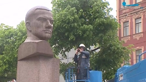 Душ для великих: Памятники Пушкину и Маяковскому в Петербурге засияли чистотой
