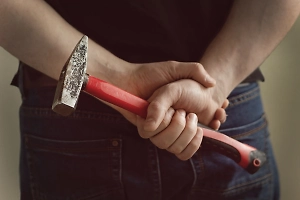 Одного из главных могильщиков Ленобласти жестоко избили молотком и оставили в пакете