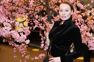 «Не так много зарабатываем»: Актриса Жанна Эппле раскрыла, почему до сих пор живёт с сыном