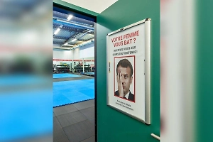 «Жена вас бьёт?»: Французы троллят Макрона, получившего по губам от жены под камерами