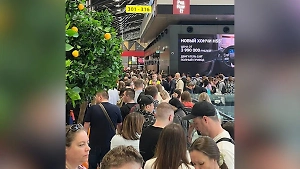 Сотни людей в очередях: Life.ru снял столпотворение в парализованном из-за атаки БПЛА Шереметьево