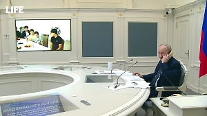 «Потом!» Путин не стал отвечать на звонок на встрече с многодетными ради детского стишка