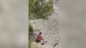  «Безобразие!» Сочинцы в шоке с голых мужчин, подставивших своих «‎кракенов» солнцу у детского лагеря