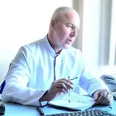 Проблема может быть связана с нарушением закладки половых органов на ранних этапах развития плода, что обусловлено генетическими или гормональными сбоями. Это необязательно заболевание — скорее индивидуальный случай развития. В некоторых случаях наблюдается гермафродитизм — наличие признаков обоих полов, что затрудняет визуальную диагностику. Например, увеличенный клитор может выглядеть как половой член у маленького ребёнка. Для уточнения ситуации необходимы дополнительные исследования: УЗИ внутренних органов (матки, яичников или яичек), а также генетические тесты.